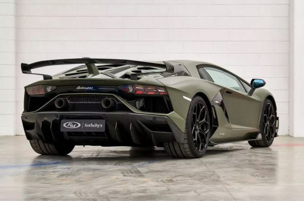 Този екземпляр включва и тъмнозелено матово покритие Verde Triton, съчетано с лъскави черни джанти и бронзови спирачни апарати. Интериорът включва кожа Nero Cosmus и алкантара с контрастиращи акценти Verde Fauns. На някои външни и вътрешни части са използвани небоядисани въглеродни влакна. Колата е изминала 2155 км. На купувача ще бъдат предоставени калъф, химикали за поддръжка, умален модел, стандартни аксесоари и всички документи. Очаква се началната цена да е около 550 000 долара.